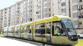 TRANSPORTE. Uno de los vagones del tranvía, a su paso por la carretera de Madrid.