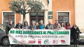 CONCENTRACIÓN. Miembros de la Junta de Personal en repulsa a cualquier agresión a docentes. 