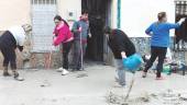 COOPERACIÓN. Vecinos de Villanueva de la Reina trabajan en las labores de limpieza.