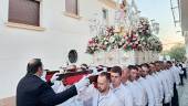 Los anderos portan la imagen de Santa Ana durante su recorrido procesional. / A. Claudio / Diario JAÉN. 