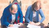 El alcalde de Baños, Antonio Las Heras, y Ana Ventura firman el convenio de financiación de El Centenillo.