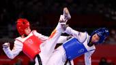 Adriana Cerezo, de rojo, durante el combate por el oro ante la taiandesa Panipak Wongpattanakit.