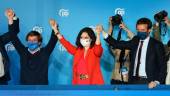 El portavoz nacional del PP y alcalde de Madrid, José Luis Martínez-Almeida; Isabel Díaz Ayuso y el presidente del PP, Pablo Casado, celebran la victoria en el balcón de la sede de Génova.