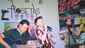 CONCIERTO. Gio Torres, durante su actuación en el pub Rosetas.