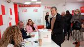 Julio Millán vota en la sede del PSOE en Jaén. / Imágenes de Juan Rafael Hinojosa / Diario JAÉN. 
