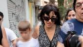 Juana Rivas, a su llegada al punto de encuentro familiar, con su hijo menor. / Antonio L. Juárez / Europa Press.