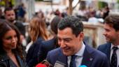 El presidente de la Junta de Andalucía, Juanma Moreno, atiende a los medios de comunicación en Cabra (Córdoba). / María José López / Europa Press.