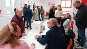 Militantes en la sede del PSOE en la capital. / Imágenes de Juan Rafael Hinojosa / Diario JAÉN. 
