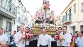 DÍA GRANDE. Hermanos de la cofradía de Nuestra Señora de la Virgen del Carmen y un alto en el camino junto a los anderos.