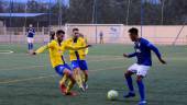 JUGADA. El mexicano Alain realiza una jugada de ataque del Linares Deportivo en el campo del Huétor Tájar.