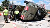 Camión militar volcado en la rotonda que da acceso desde la Autovía A-4 Madrid-Cádiz. 