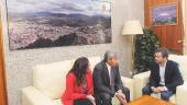 ENCUENTRO. Catalina Madueño, Lucrecio Fernández y Julio Millán. A la derecha, Fernández y Millán posan en uno de los balcones del Ayuntamiento con vistas a la Catedral.