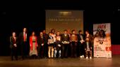 FAMILIA. Premiados, autoridades y organizadores posan sobre las tablas del Teatro Infanta Leonor al finalizar la gala.