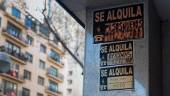 Carteles de “Se alquila” pegados en un edificio de Jaén.