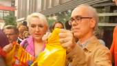 PROTESTA. Frans Gallardo sostiene la bandera española junto al profesor jubilado que decidió apoyarla.