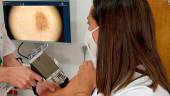 Prueba en una consulta de Dermatología del Hospital de Jaén.