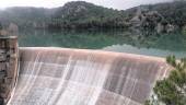 El agua rebosa por el deslizadero del embalse del Aguascebas. 