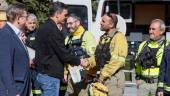 Pedro Sánchez saluda a un bombero forestal en Villanueva de Viver. / Rober Solana / Europa Press.
