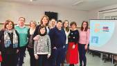 FORMACIÓN. Lourdes Martínez, junto a Loli Virgil y algunos participantes en los talleres del CAPI de Martos.