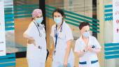 MEDICINA. Varias profesionales sanitarias en la puerta de un hospital de la provincia.