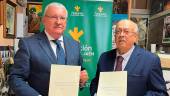 Patricio Lupiáñez y Apolonio Carabaño, en la firma del convenio. / Fundación Caja Rural de Jaén. 