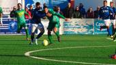 LUCHA. Albertillo observa la pugna por el balón entre Iván Aguilar y Carlos Jiménez en la jugada.