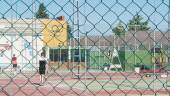 DEPORTES. Dos jóvenes juegan al tenis en las instalaciones municipales.
