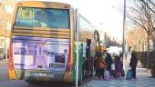 SERVICIO PÚBLICO. Autobús de transporte escolar en las inmediaciones del recinto ferial.