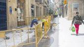 URBANISMO. Operarios de la empresa Redexis trabajando en la calle Mesones, dentro del horario acordado.