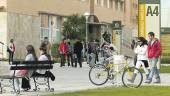 ALUMNOS. Estudiantes de la Universidad de Jaén pasean por el Campus de Las Lagunillas.