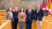 Mari Carmen García posa junto a su galardón en Investigación durante la entrega de premios en León.