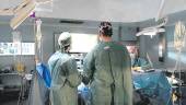 SALUD. Equipo de profesionales sanitarios durante una intervención quirúrgica realizada en el hospital.