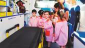 NIÑOS. Alumnos de uno de los colegios participantes visitan el interior de una ambulancia.