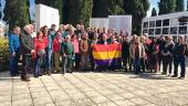Familiares de víctimas posan durante un acto en el monumento del cementerio de San Eufrasio.