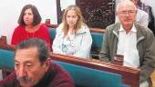 PÚBLICO. Asistentes al pleno municipal celebrado anoche, entre ellas algunas madres. 