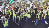 EN ÚBEDA. Olivareros manifestándose en el corte de carreteras con el que se iniciaron las protestas.