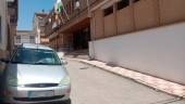 Vehículos estacionados, a las puertas de la sede judicial de Alcalá la Real. / Juan Rafael Hinojosa / Diario JAÉN. 