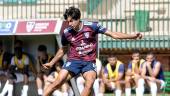 Álex Velasco controla el balón en un partido con la Gimnástica Segoviana.