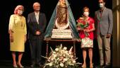 FE. La hermana mayor, Dolores Fuentes; Domingo Murcia; su esposa, Mari Puri Serrano y el alcalde, Marino Aguilera. 