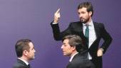 POPULARES. Teodoro García Egea, Pablo Montesinos y Pablo Casado antes de comenzar la rueda de prensa.