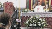 EL DOMINGO. El párroco de Valdepeñas, Jesús Ureña, oficia la misa romera en la ermita del Cristo de Chircales. 