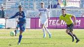 derbi. Fran Lara, del Linares, da un pase en el derbi ante el Real Jaén.