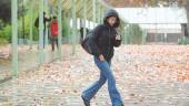 AMBIENTE OTOÑAL. Una estudiante camina por el Campus de Las Lagunillas de la Universidad de Jaén (UJA) durante la lluviosa jornada de ayer.