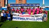 PROTESTA. Los jugadores del conjunto azulillo saltaron al césped con una pancarta para pedir la reforma del Municipal de Linarejos.