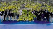 La plantilla del Jaén Paraíso Interior FS celebra junto con su afición el pase a semifinales de la Copa de España en Granada.