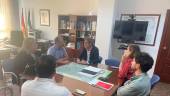 Miguel Contreras con representantes de la asociación de vecinos de Valdeastillas. / Junta de Andalucía.