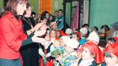 La alcaldesa, Carmen Peñalver, junto a los escolares cantando villancicos. / Archivo Histórico de Diario JAÉN.
