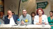 Manuel Barrionuevo y Candelaria Ponce de León flanquean a Juan Manuel Camacho. / Fran Miranda / Diario Jaén.