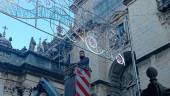 Últimos retoques a las lunes navideñas, el viernes, en la Plaza de Santa María. / Fran Miranda / Diario JAÉN.