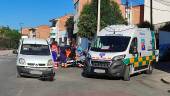 Sanitarios atienden a un joven tras sufrir un accidente en Villacarrillo. / José Herreros. 